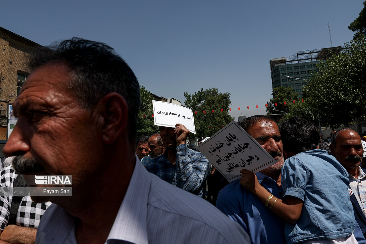 تجمع خانواده اعضای گرفتار شده در گروهک منافقین