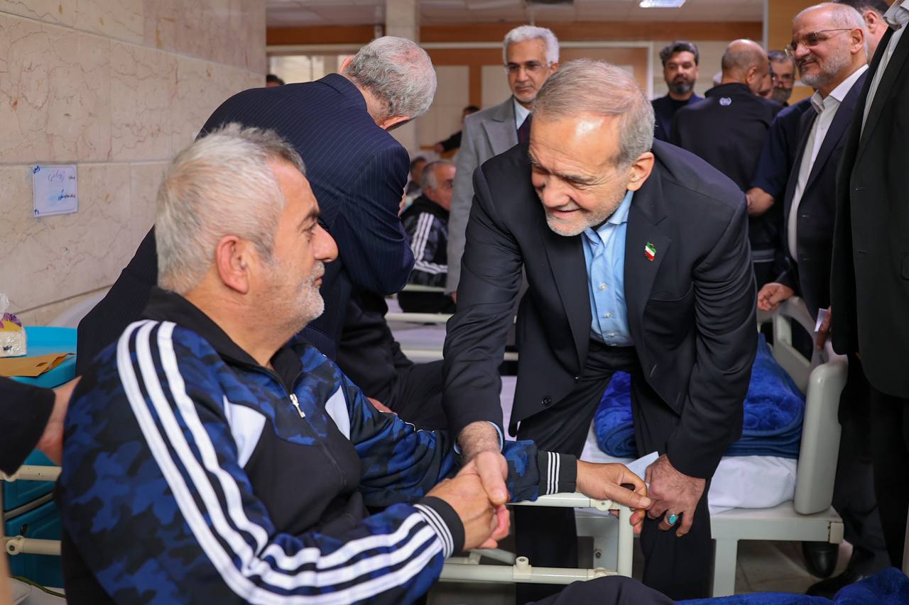 عیادت رئیس‌جمهور از جانبازان اعصاب و روان