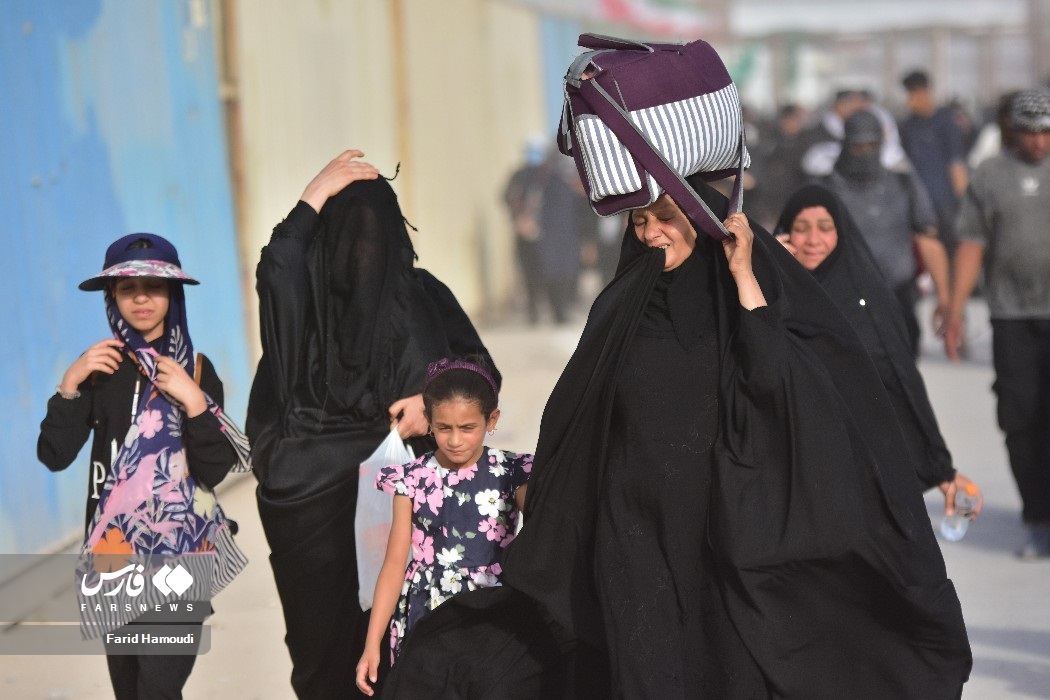 تردد زائران اربعین در دمای ۵۰ درجه شلمچه