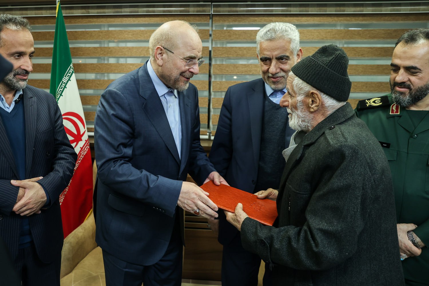  دیدار قالیباف با خانوادۀ شهدا