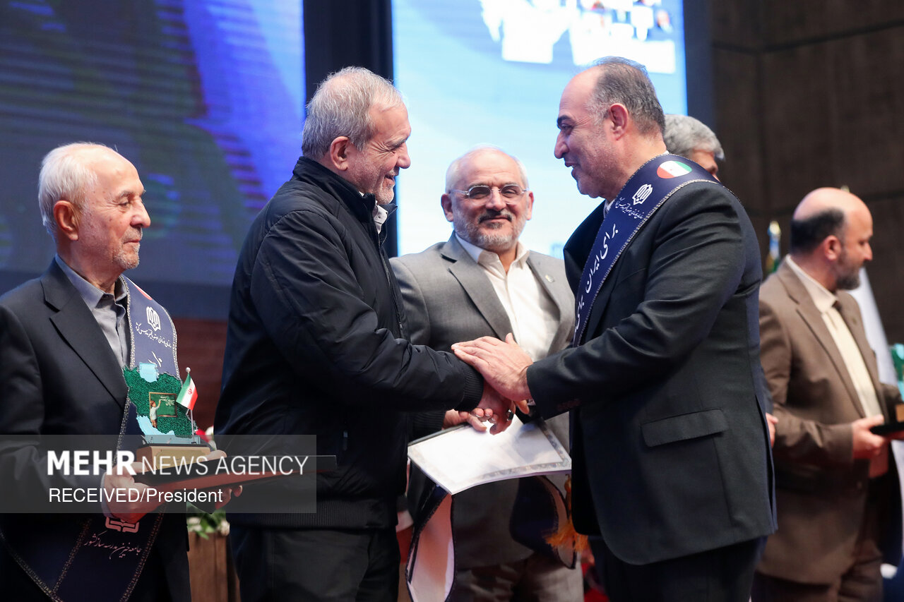 حضور پزشکیان در همایش ملی تکریم خیرین مدرسه‌ساز