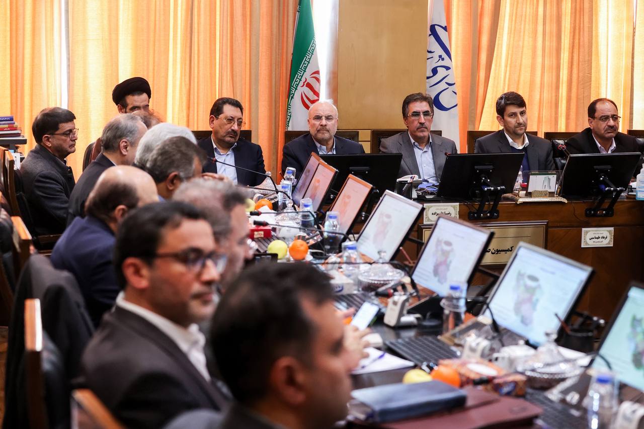 حضور قالیباف در جلسه کمیسیون صنایع و معادن با حضور وزرای صمت و ارتباطات