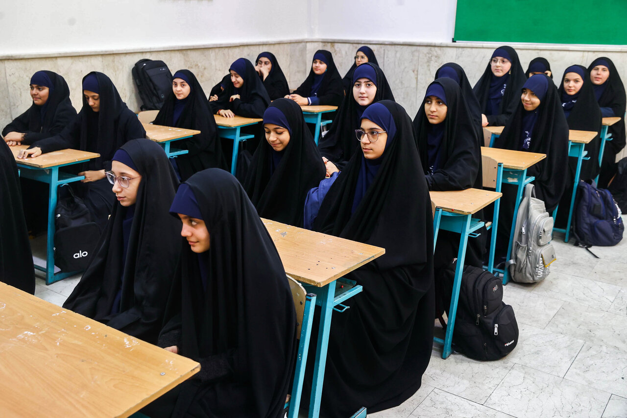 حضور قالیباف در مدرسه دخترانه فاطمیون تهران