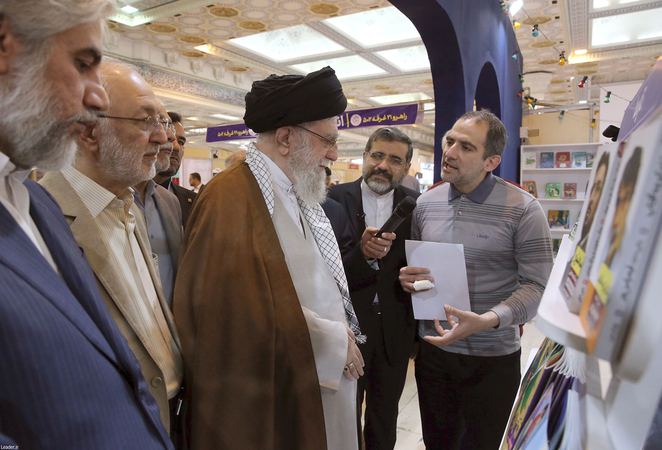 تصاویر بازدید رهبر انقلاب از نمایشگاه کتاب