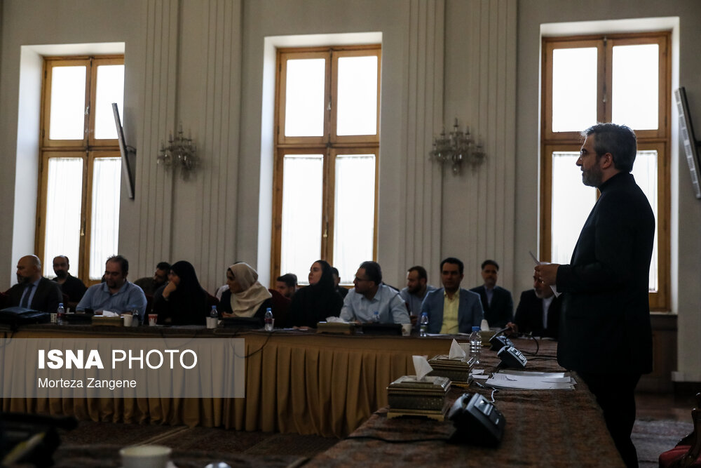 نشست صمیمی علی باقری با اصحاب رسانه