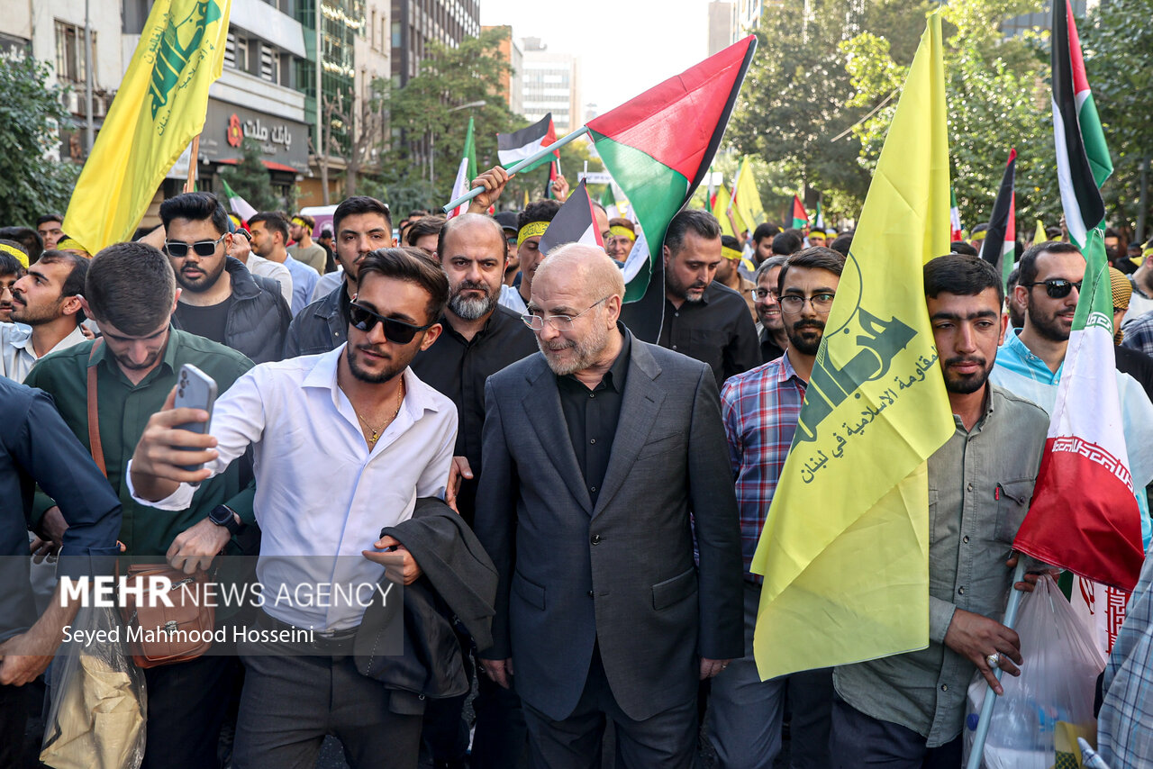 حضور رئیس مجلس در راهپیمایی دانشجویی حمایت از رزمندگان مقاومت