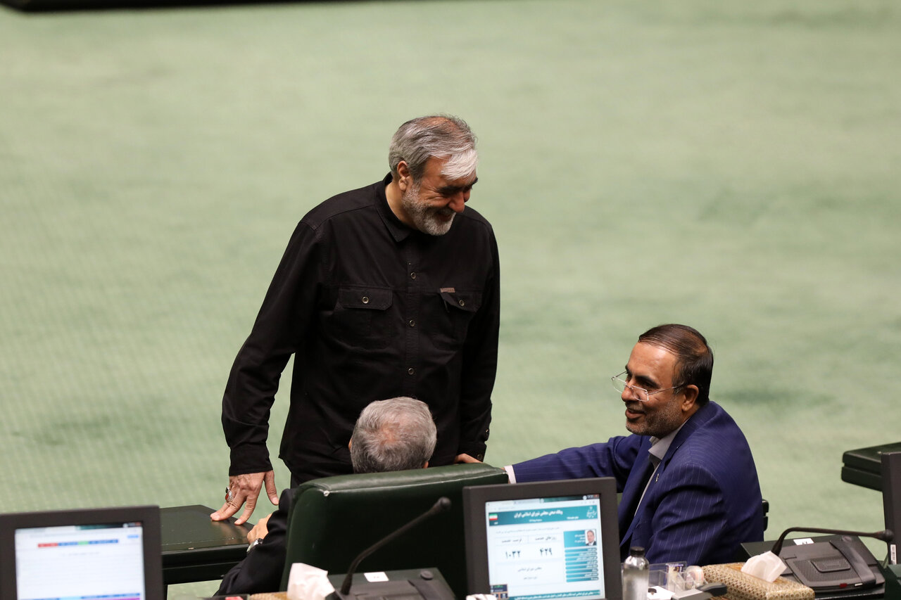 حضور وزیر ارشاد در مجلس