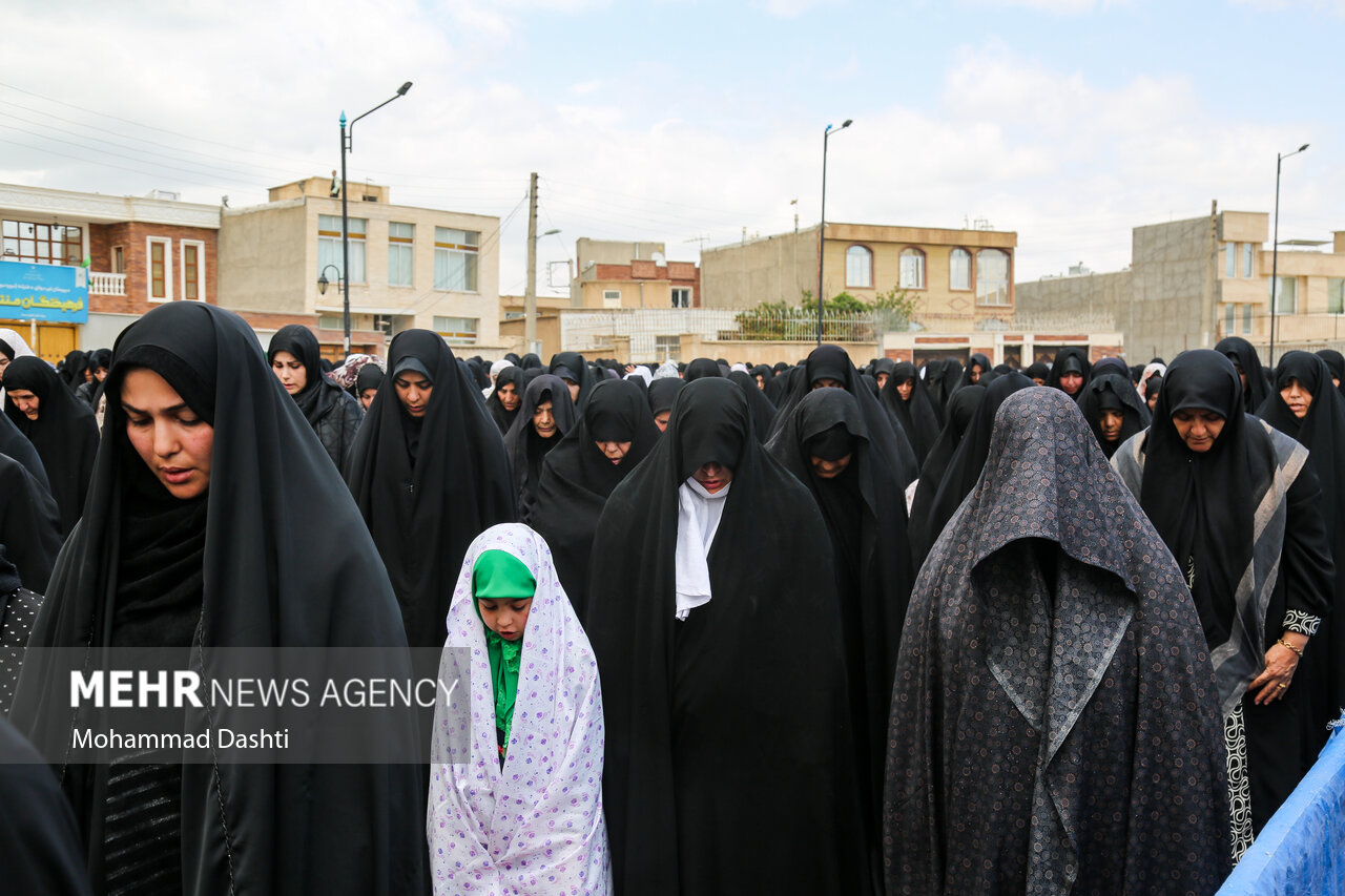 اقامه نماز ظهر عاشورا در اردبیل
