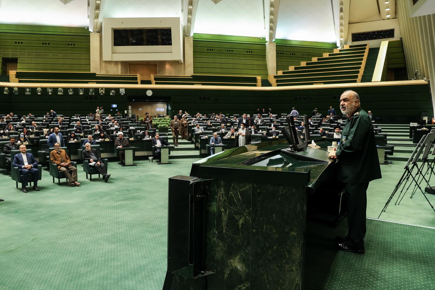 حضور فرمانده کل سپاه و وزیر خارجه در مجلس