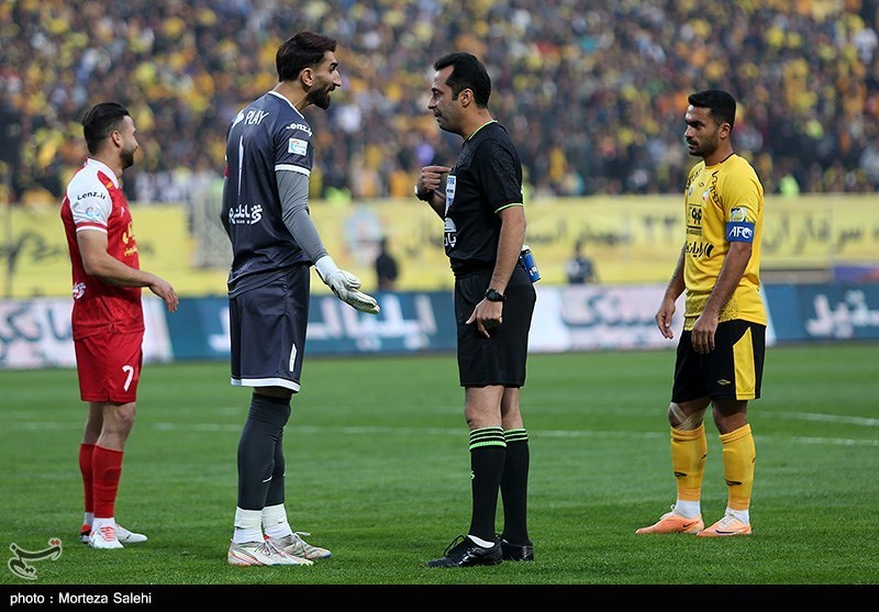 دیدار تیم‌های فوتبال سپاهان و پرسپولیس