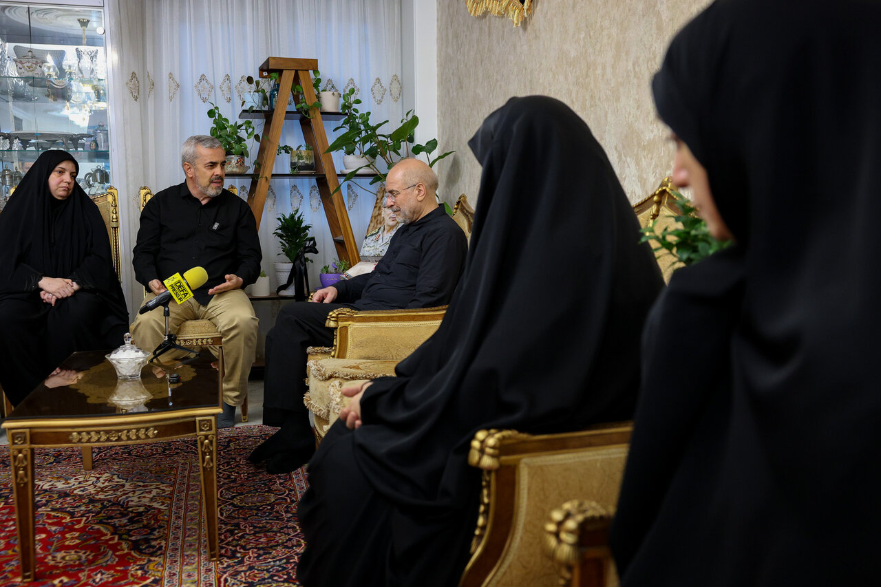 دیدار قالیباف با خانواده شهید باقری