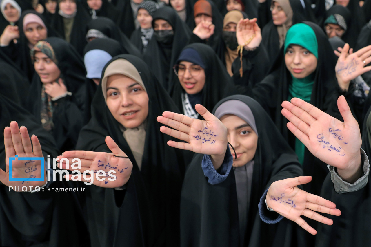 دیدار جمعی از دانشجویان با مقام معظم رهبری