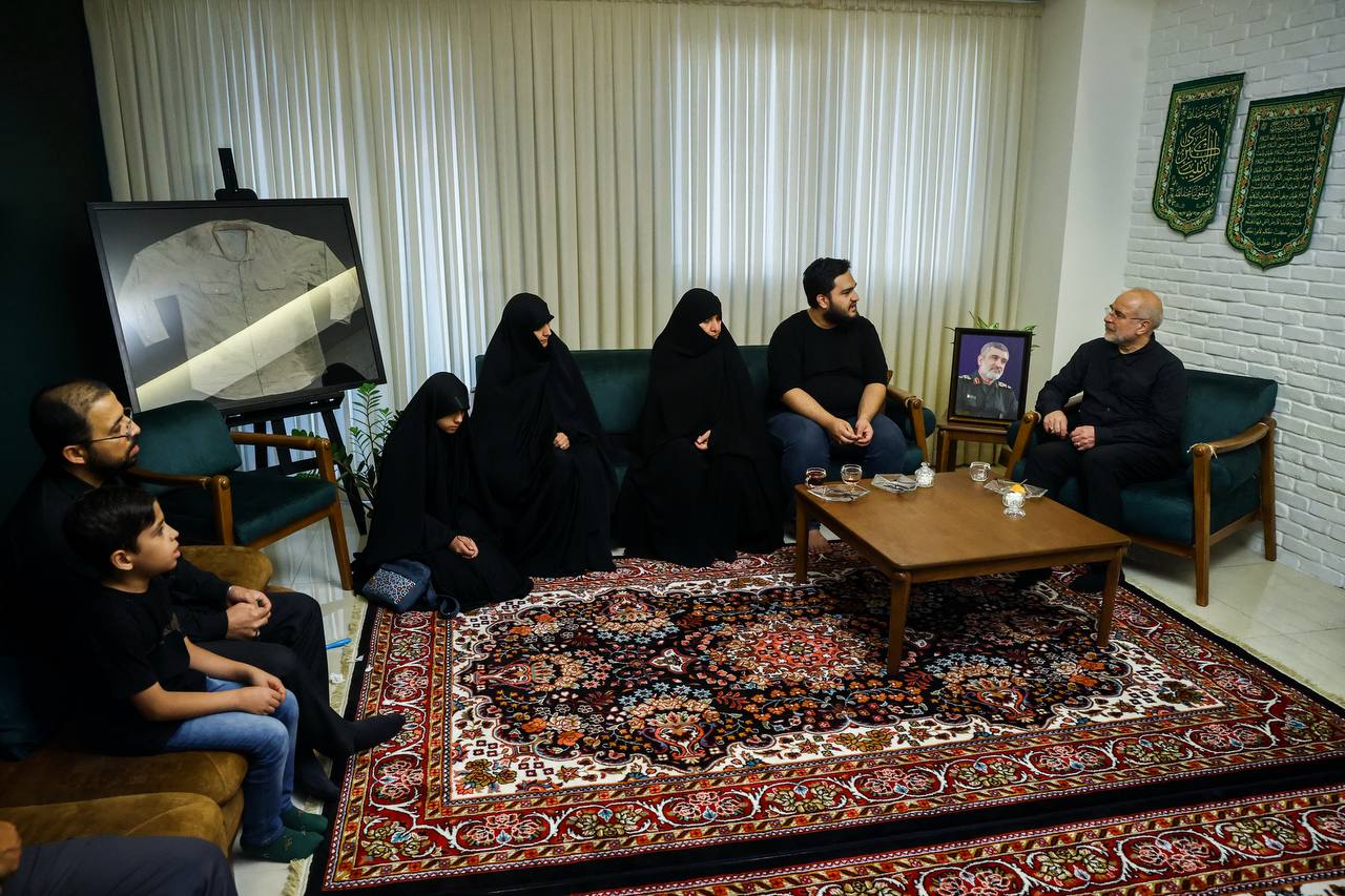 حضور قالیباف در منزل سرلشکر شهید حاجی‌زاده