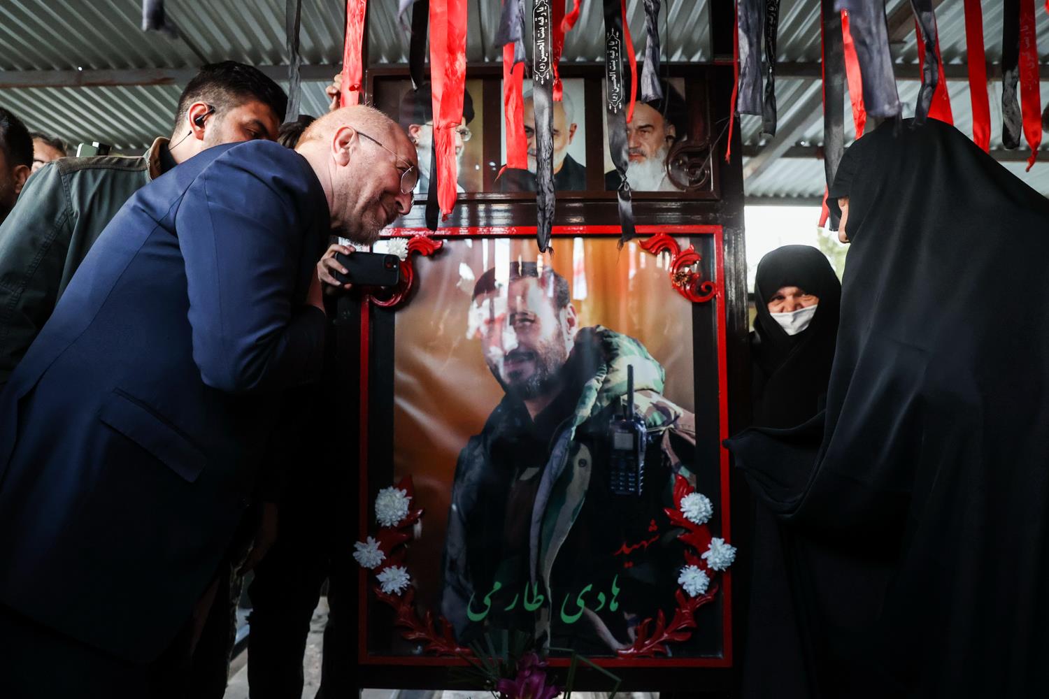 حضور قالیباف در گلزار شهدای بهشت زهرا(س) و گفت‌وگوی چهره به چهره با خانواده شهدا