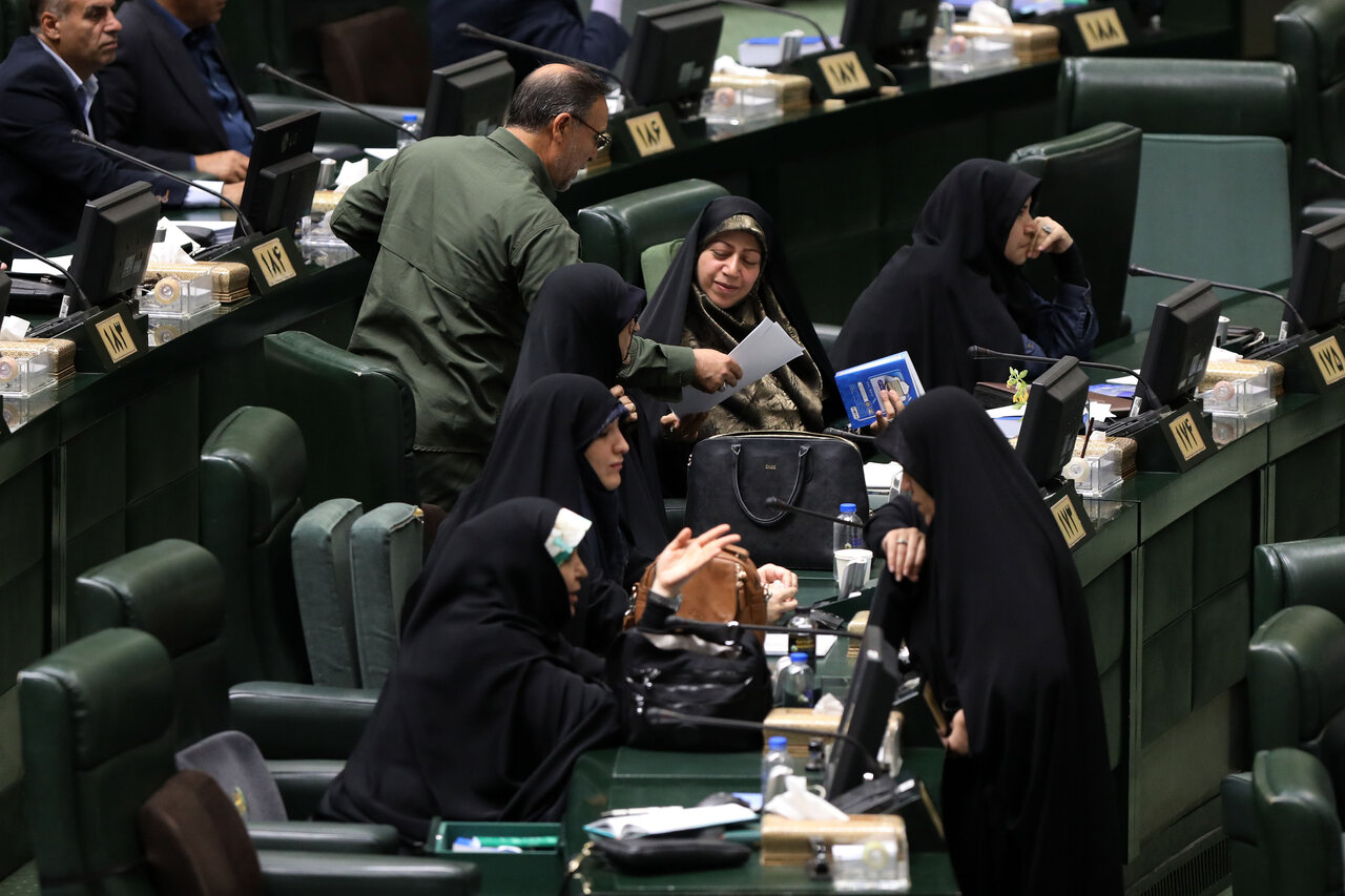 حضور وزیر ارشاد در مجلس