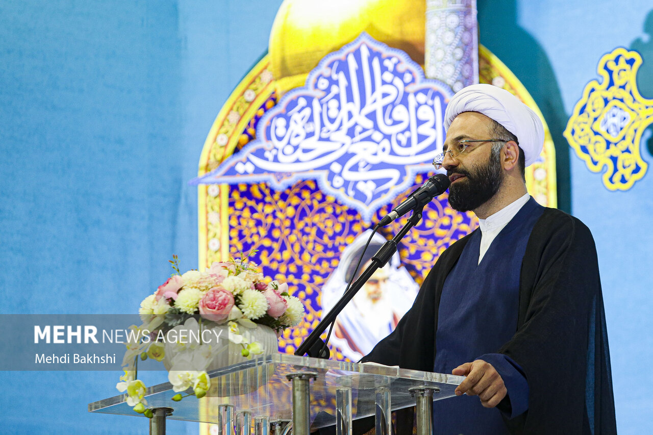 اجتماع ۵ هزار دختر دانشجو به مناسبت روز دختر در حرم بانوی کرامت