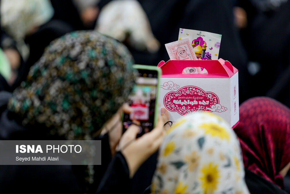 اجتماع بزرگ دختران دانشجو در قم