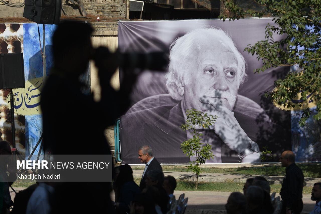 مراسم تشییع پیکر استاد «محمود فرشچیان» در اصفهان