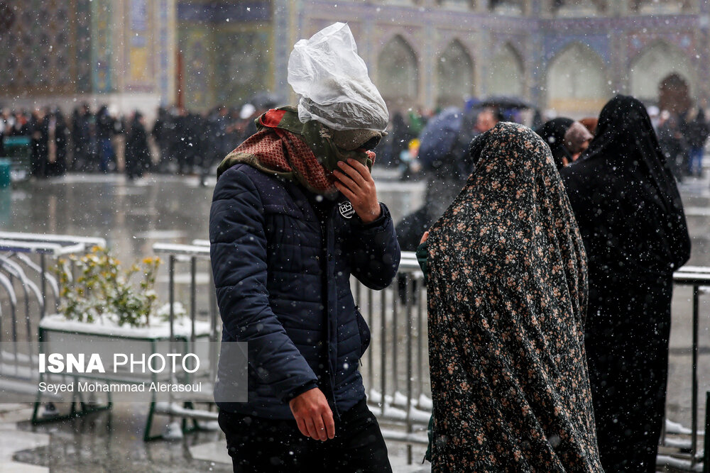 بارش برف در حرم مطهر رضوی