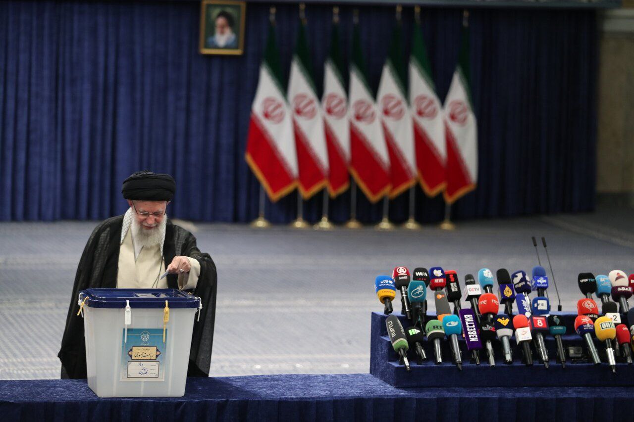 حضور رهبر انقلاب در چهاردهمین دوره انتخابات ریاست جمهوری