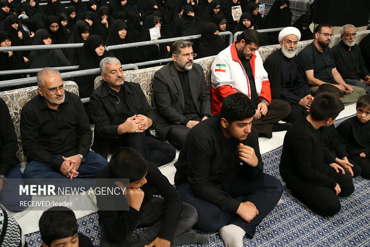  حضور رهبر انقلاب در حسینیه امام خمینی(ره) در مراسم عزاداری شب عاشورای حسینی