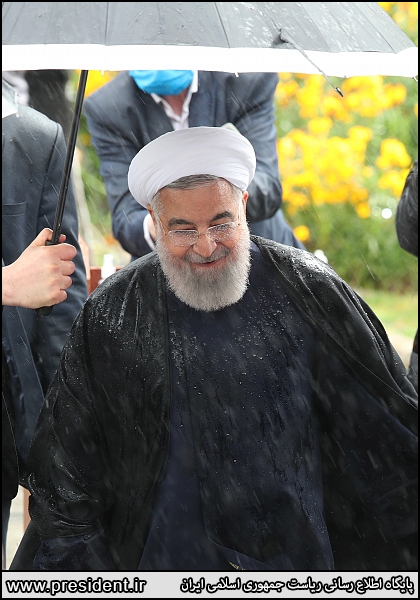 خیس شدن روحانی و وزرایش زیر باران
