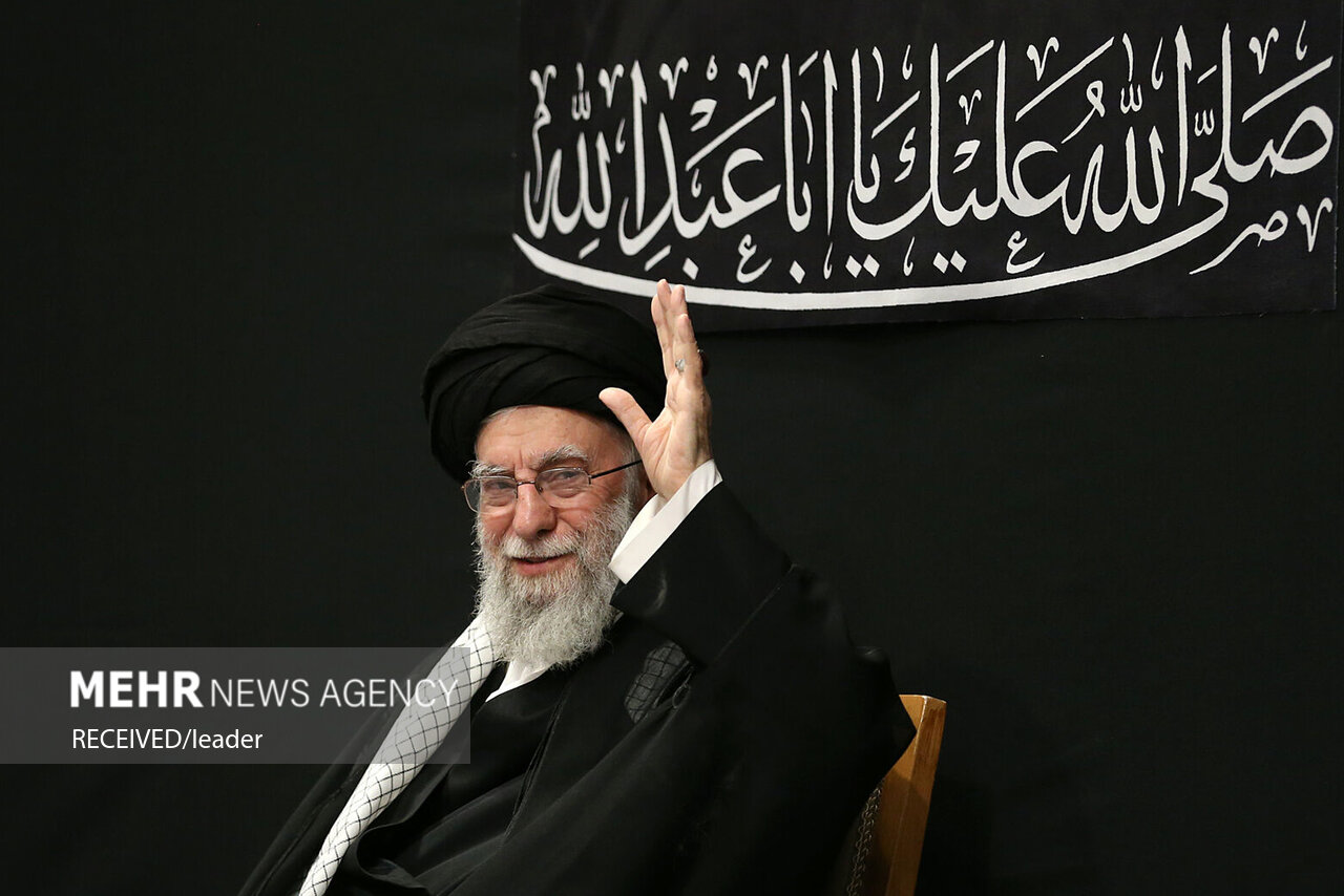  حضور رهبر انقلاب در حسینیه امام خمینی(ره) در مراسم عزاداری شب عاشورای حسینی