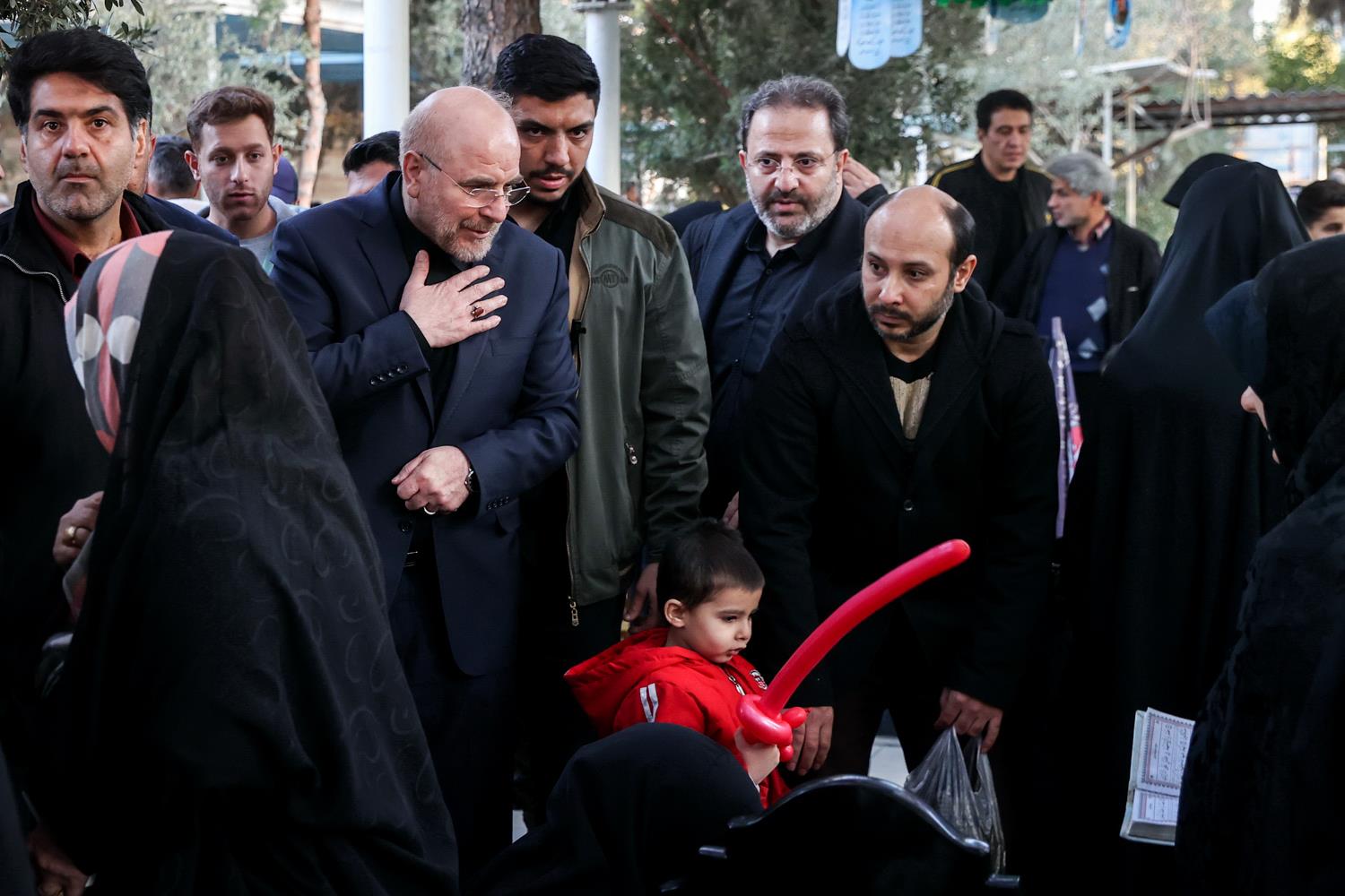 حضور قالیباف در گلزار شهدای بهشت زهرا(س) و گفت‌وگوی چهره به چهره با خانواده شهدا