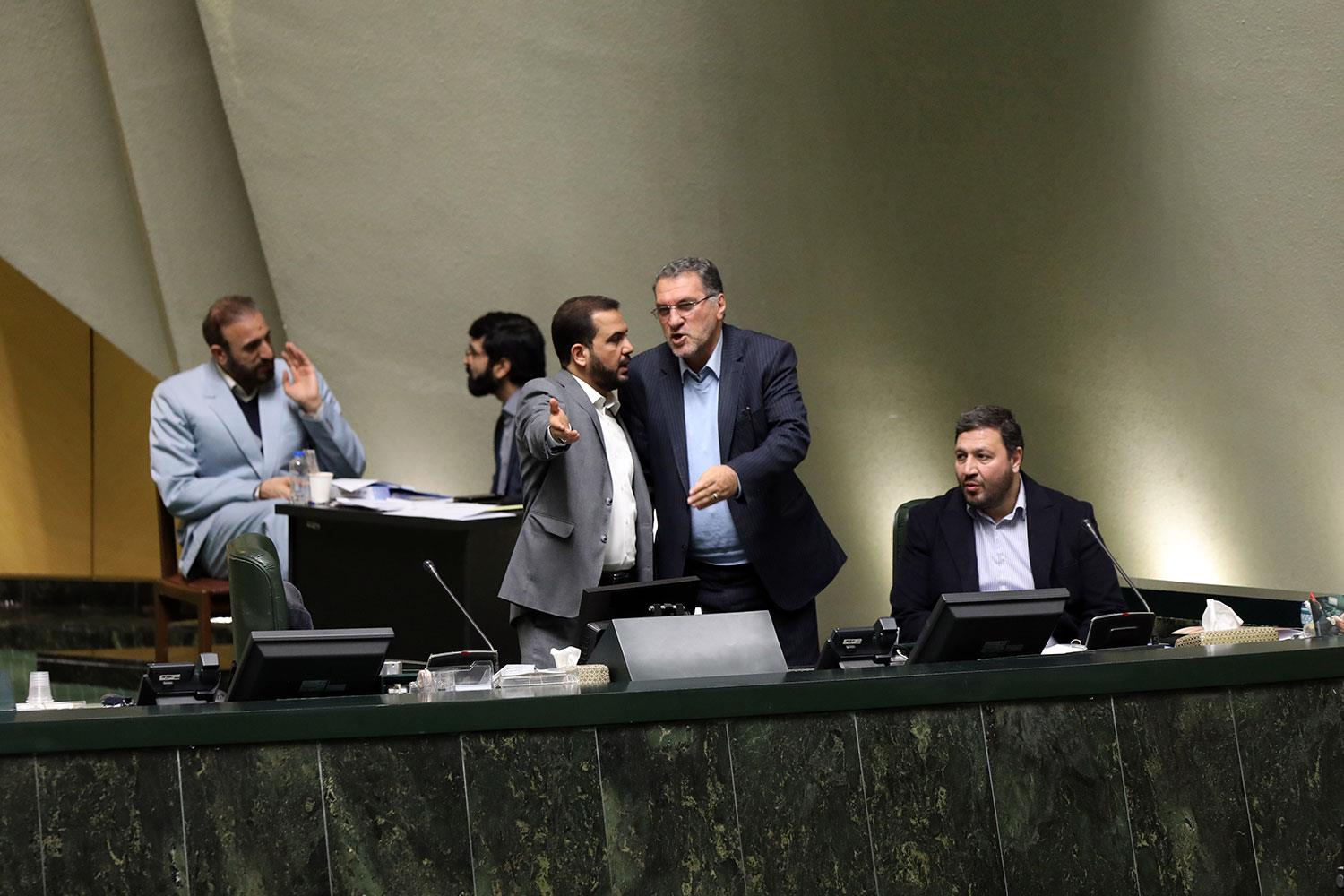 نشست علنی مجلس با حضور وزیر صمت و رئیس‌کل بانک مرکزی