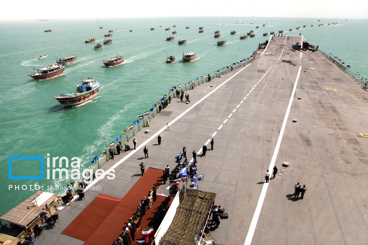 رژه اقتدار بسیج دریایی مردمی در خلیج فارس