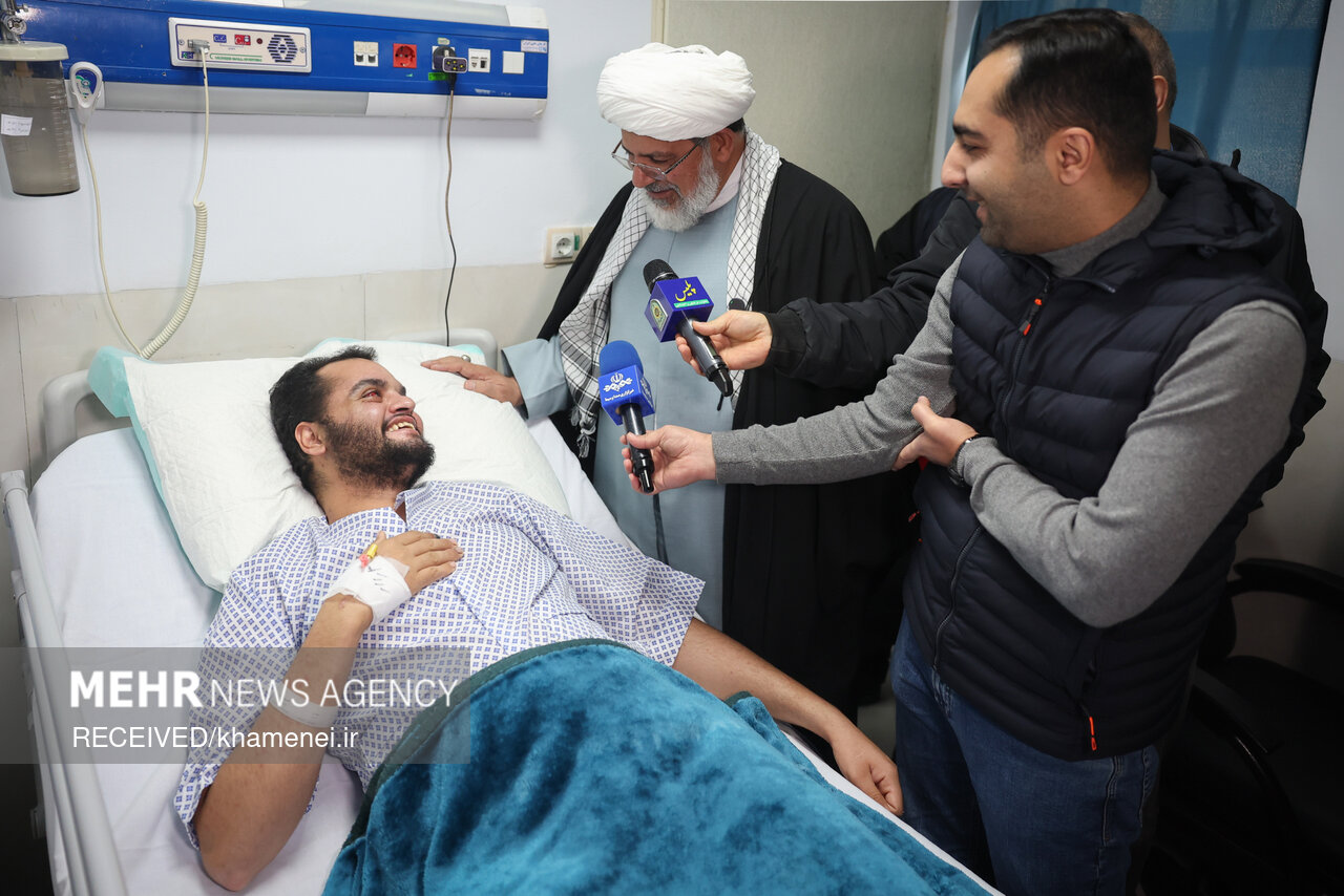 حضور نمایندگان رهبر انقلاب در منازل تعدادی از جانبازان