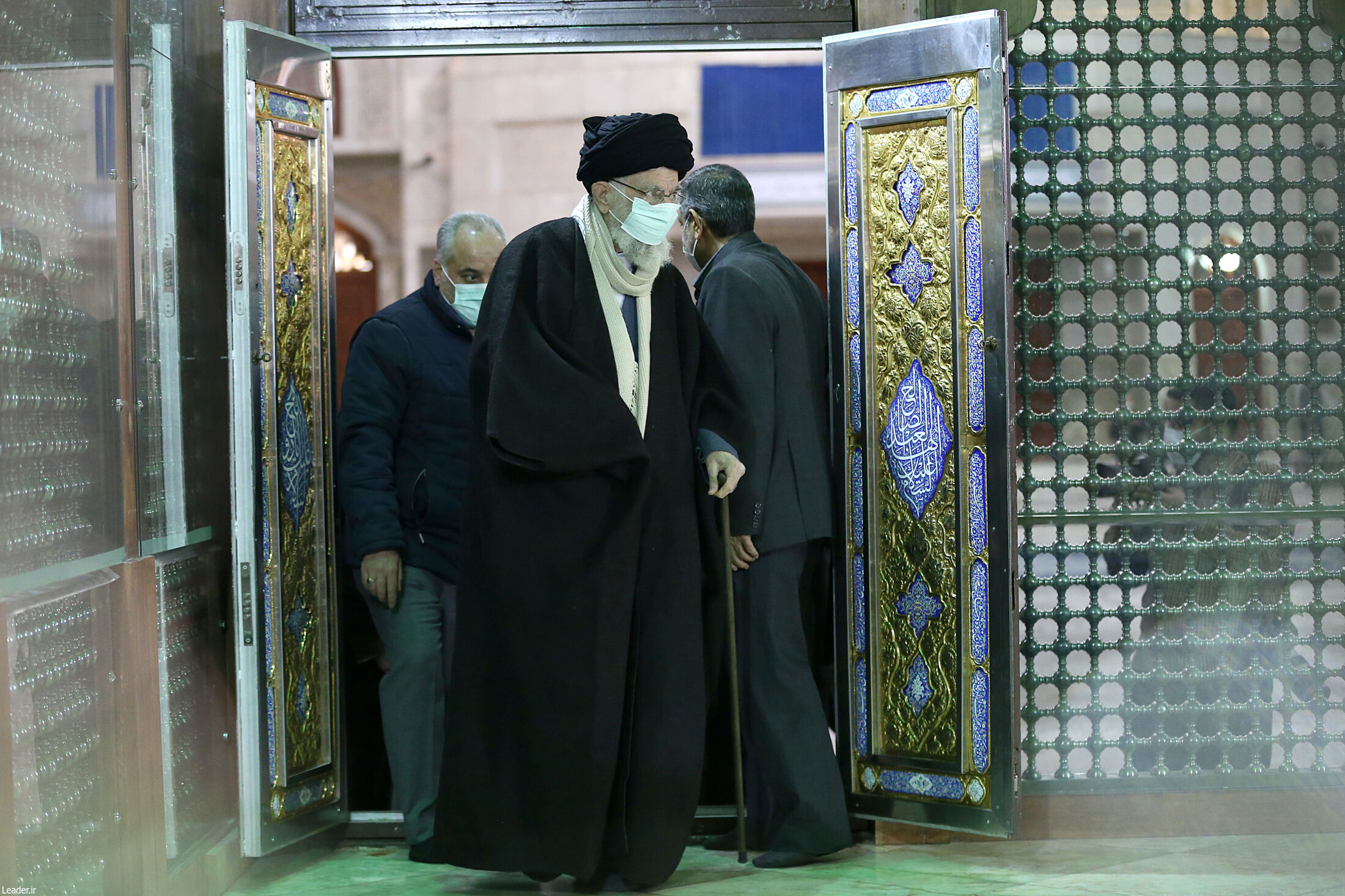  رهبر انقلاب در مرقد مطهر امام راحل و گلزار شهدای بهشت زهرا