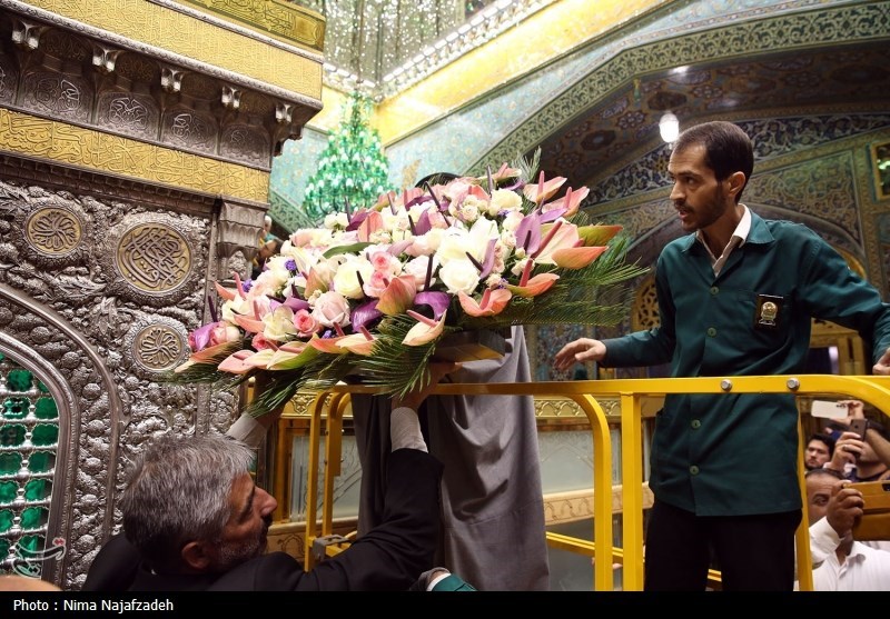 تعویض گل‌های ضریح مطهر امام رضا(ع)