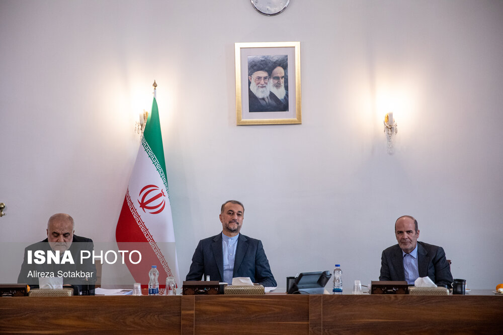 نشست اعضای کمیته بین المللی ستاد دهه فجر با وزیر امورخارجه