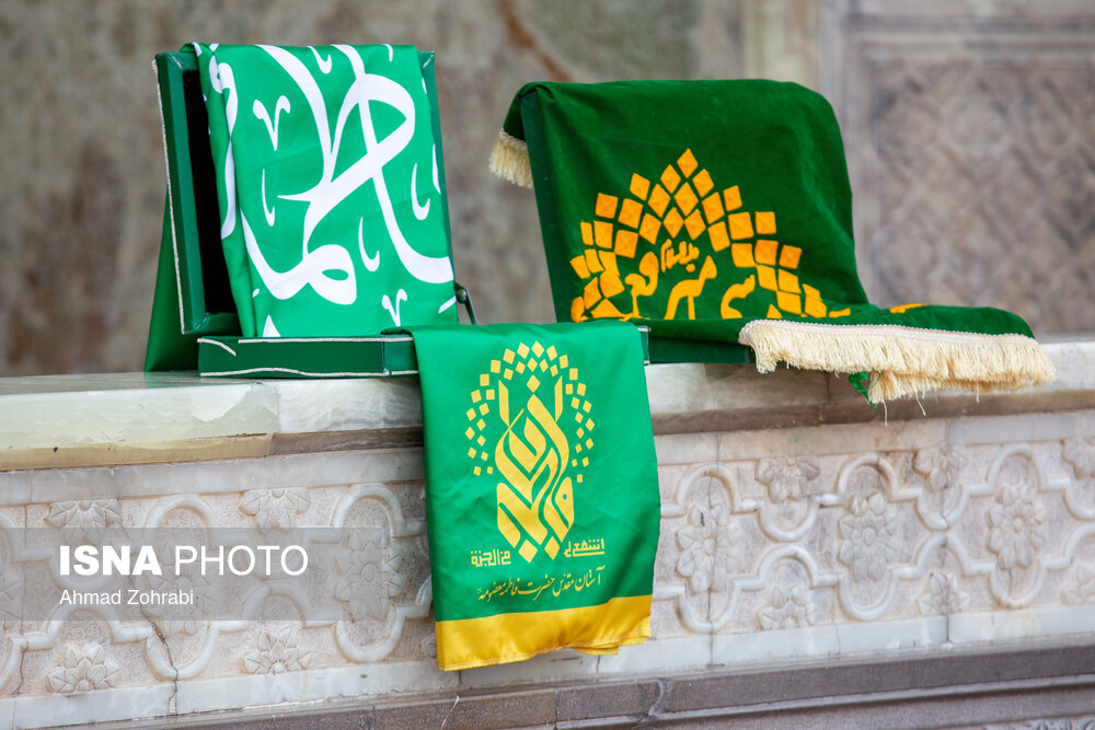 آیین تعویض پرچم گنبد حرم مطهر حضرت معصومه(س)