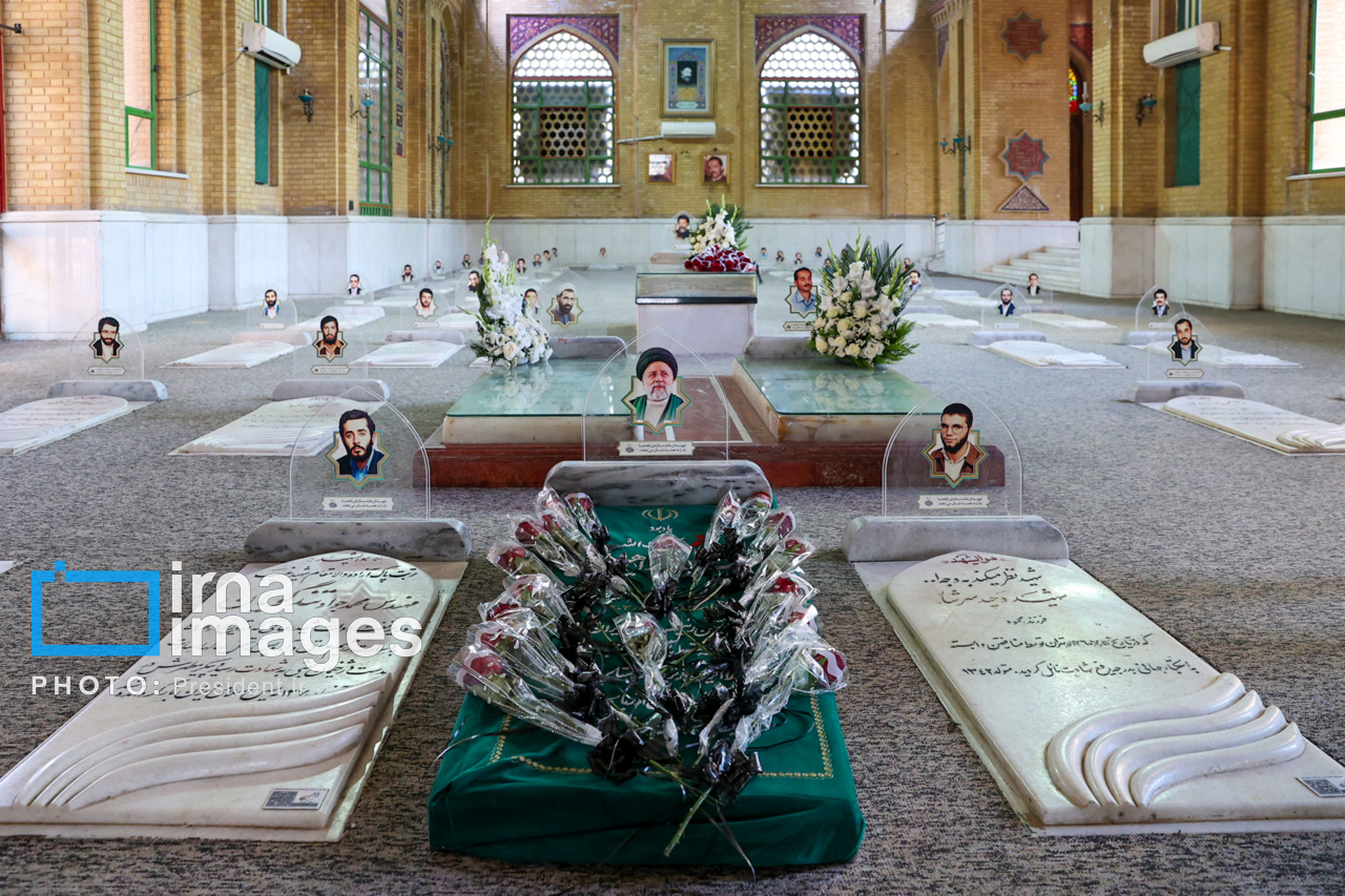 حضور پزشکیان بر مزار شهدای تهاجم اسرائیل به ایران