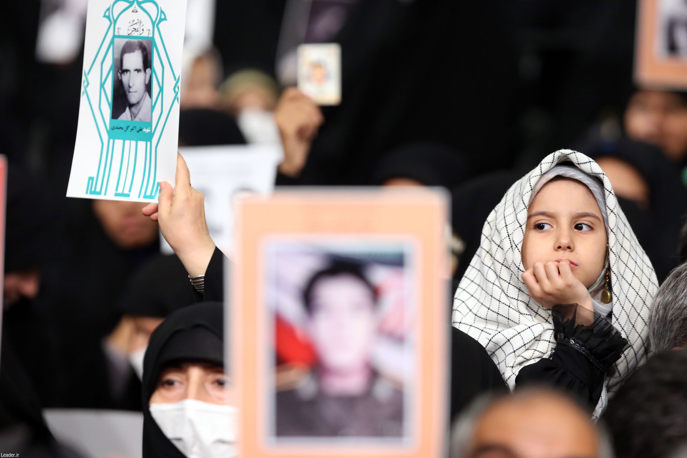 تصاویری از دیدار خانواده‌ شهدا با رهبر انقلاب