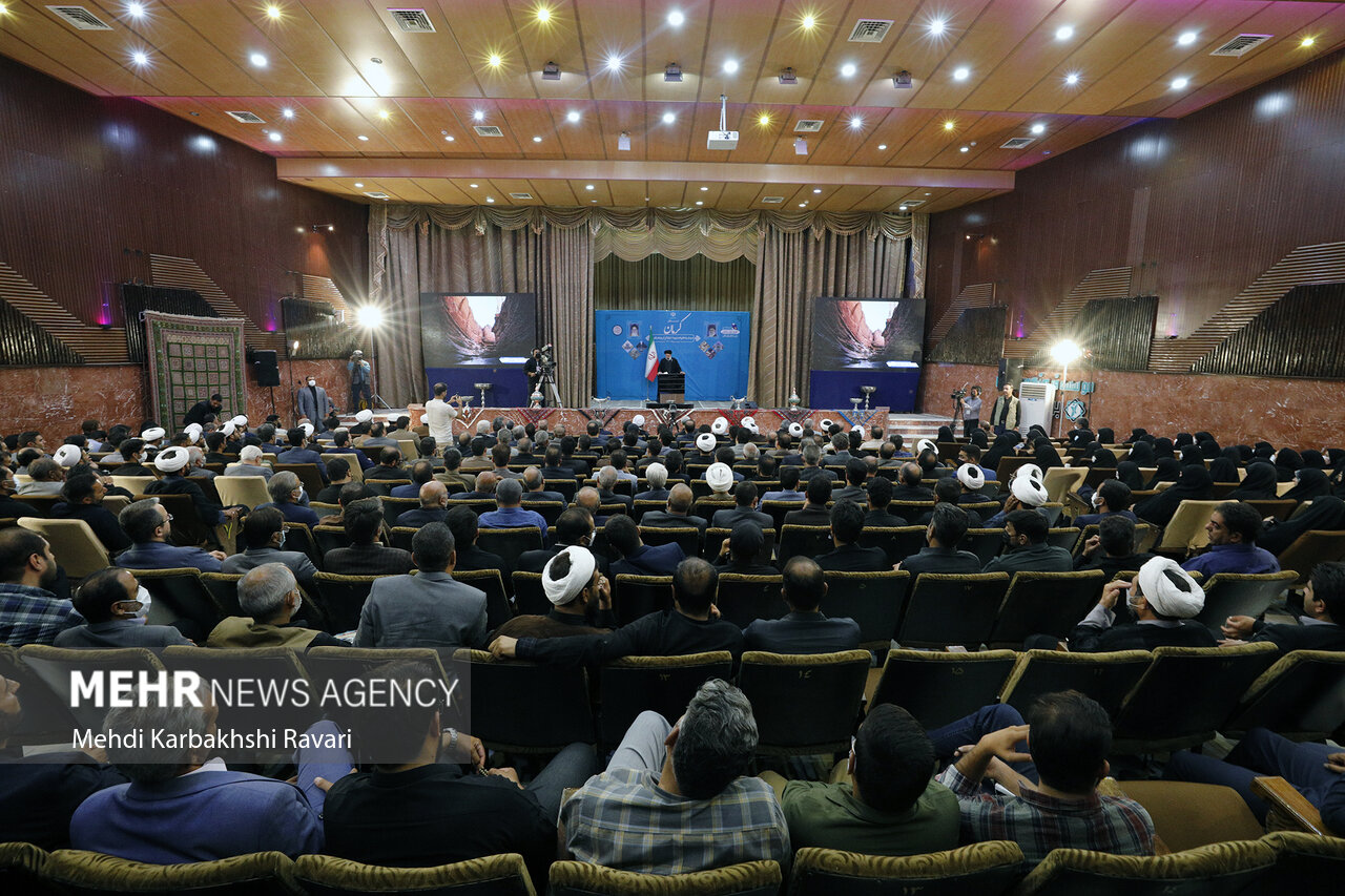 دیدار رئیس جمهور با خانواده شهدا، ایثارگران و نخبگان کرمان