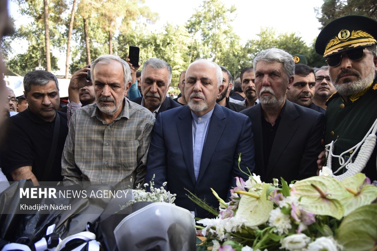 مراسم تشییع پیکر استاد «محمود فرشچیان» در اصفهان