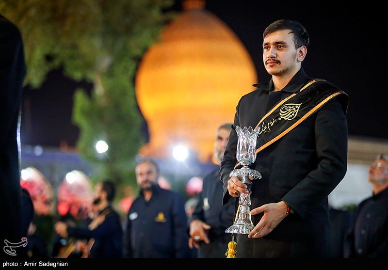 لاله گردانی خدام حرم شاهچراغ (ع) در شام غریبان حسینی