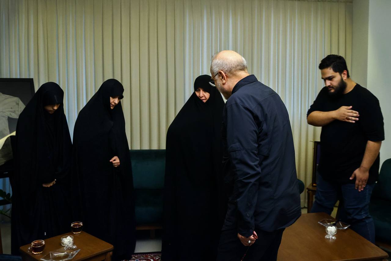 حضور قالیباف در منزل سرلشکر شهید حاجی‌زاده