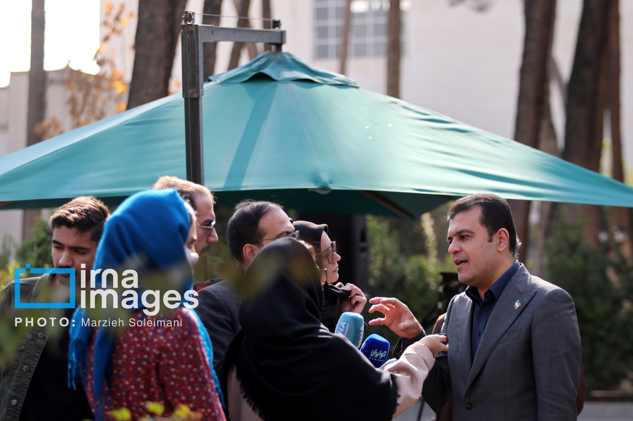 اعضای هیأت دولت در جمع خبرنگاران