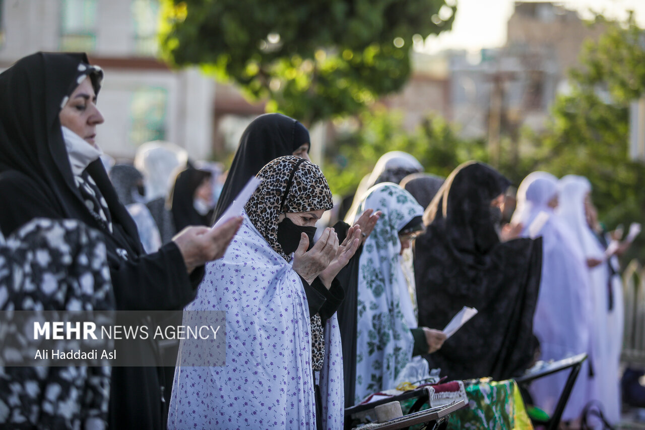 نماز عید فطر در امام زاده پنج تن لویزان