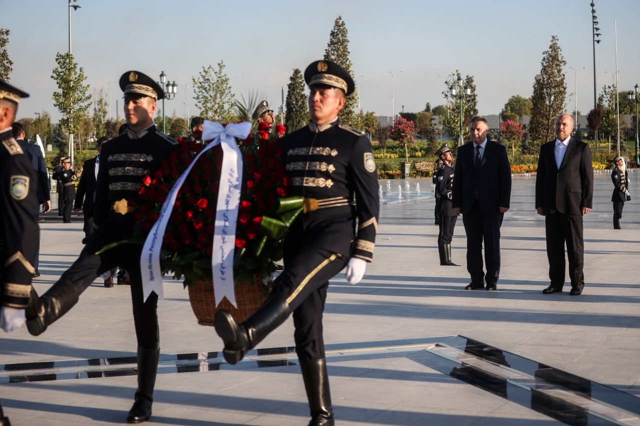  بازدید قالیباف از نماد استقلال ازبکستان در تاشکند