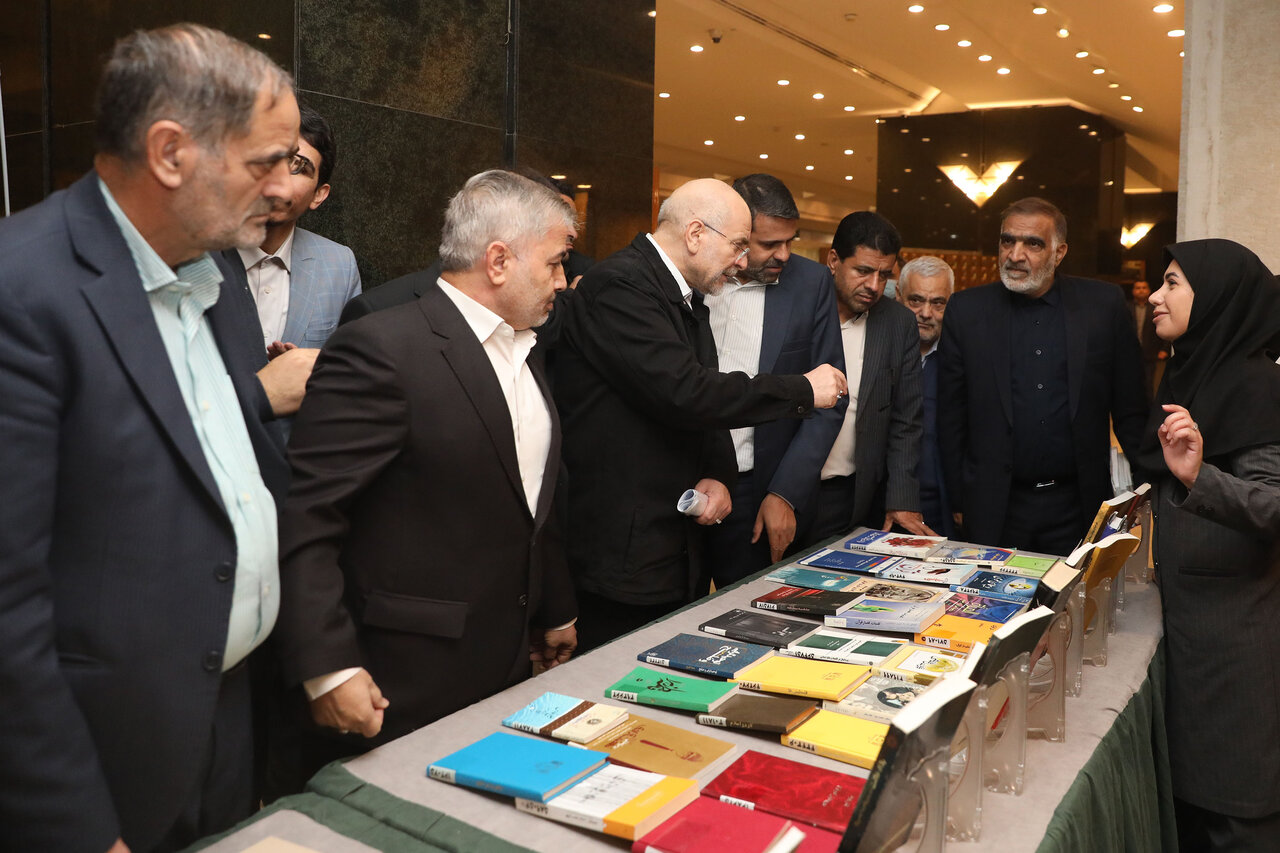  بازدید رئیس مجلس از نمایشگاه آثار مکتوب نمایندگان ادوار