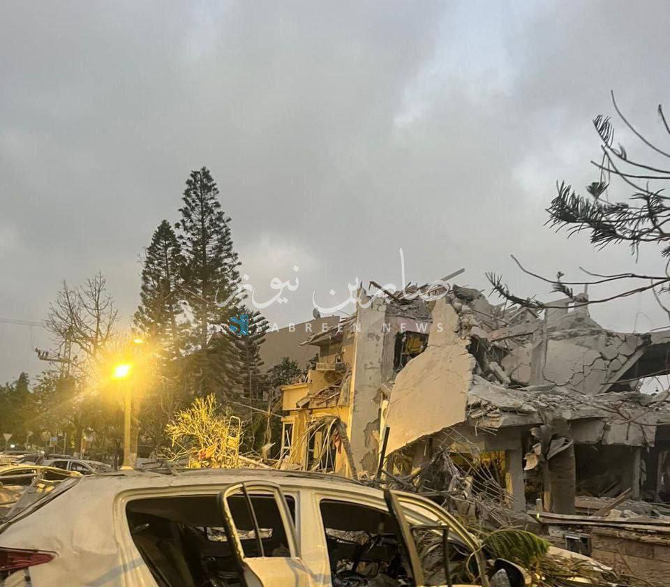 تصاویری از محل اصابت موشک‌های ایرانی در تل‌آویو