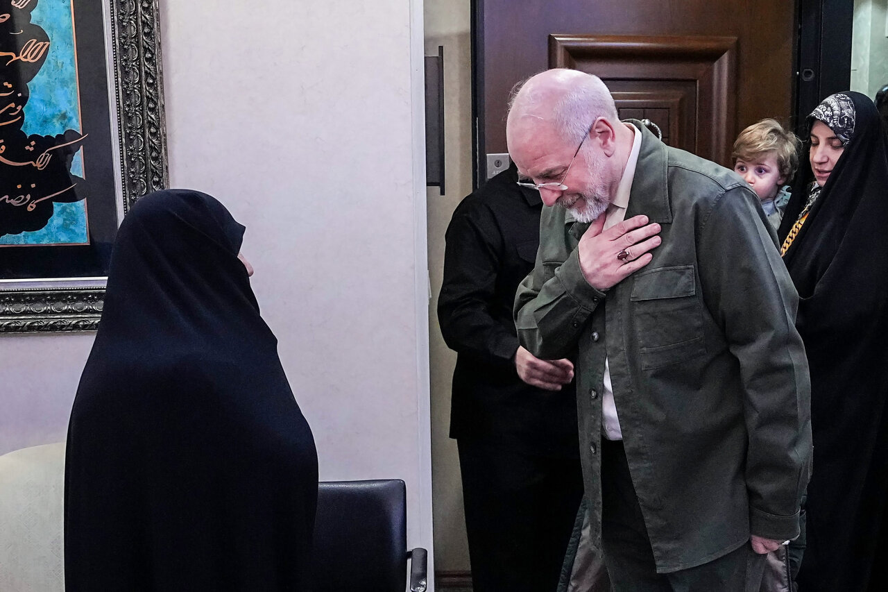 حضور قالیباف در منزل شهید فرج‌الله شوشتری - مشهد مقدس