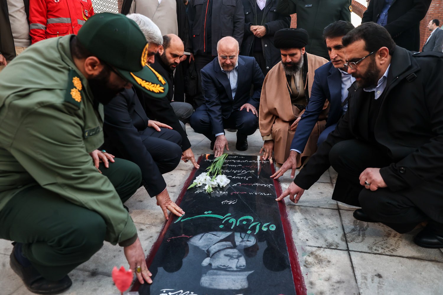 حضور قالیباف در گلزار شهدای شهرستان پردیس و بومهن و زیارت مزار مطهر شهدای دفاع مقدس