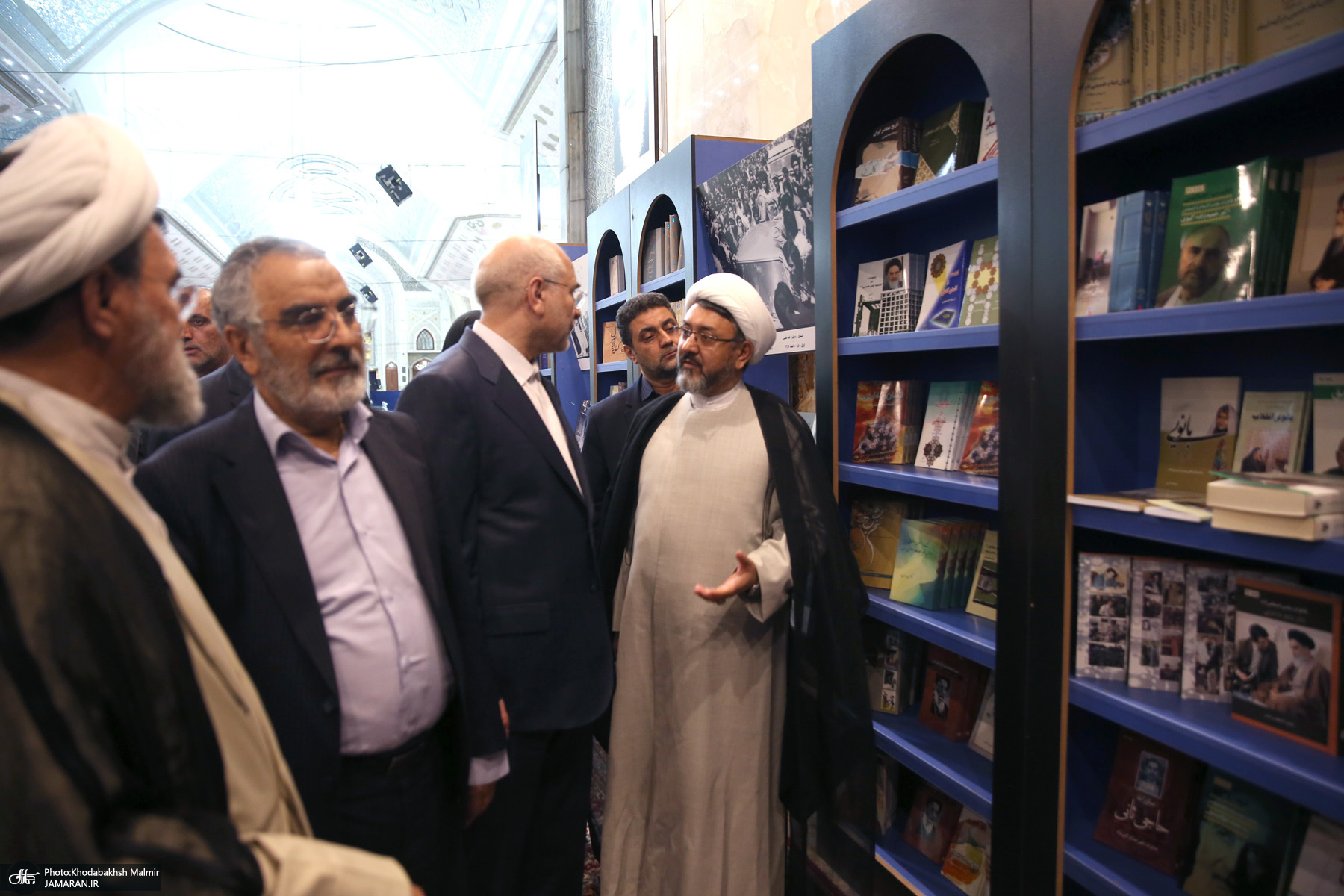بازدید قالیباف از نمایشگاه عکس امام خمینی (س)