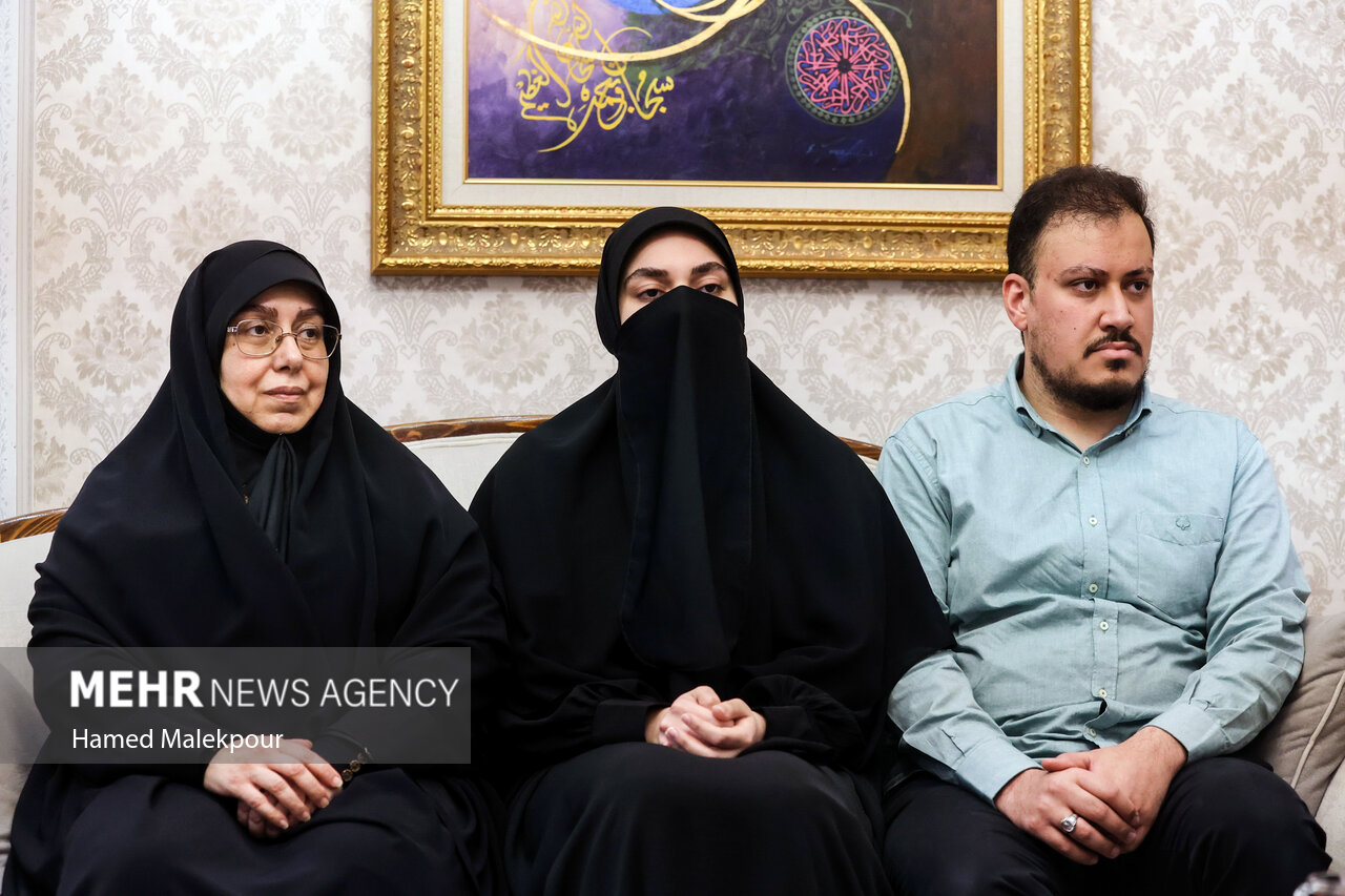 حضور رئیس مجلس در منزل سه تن از شهدای پرواز اردیبهشت